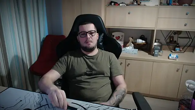 Snapshot of kevinnlovelly chatting on December 16, 2:22 pm kevinnlovelly online show from December 16, 2:22 pm