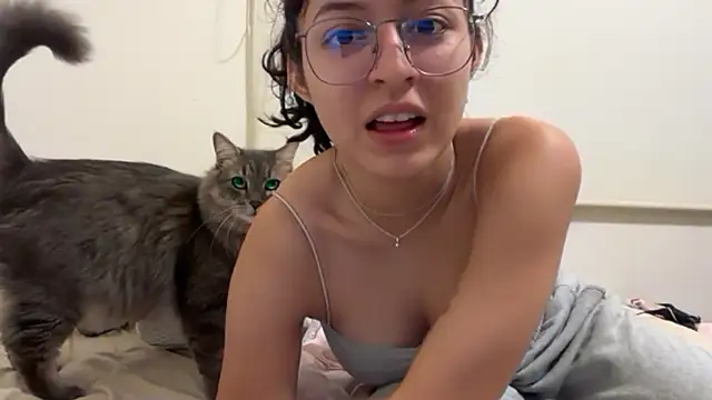 Alicatcua  online show from May 8, 3:56 am