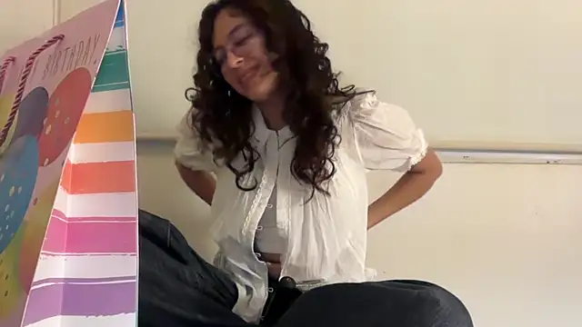 Alicatcua  online show from May 14, 3:35 am