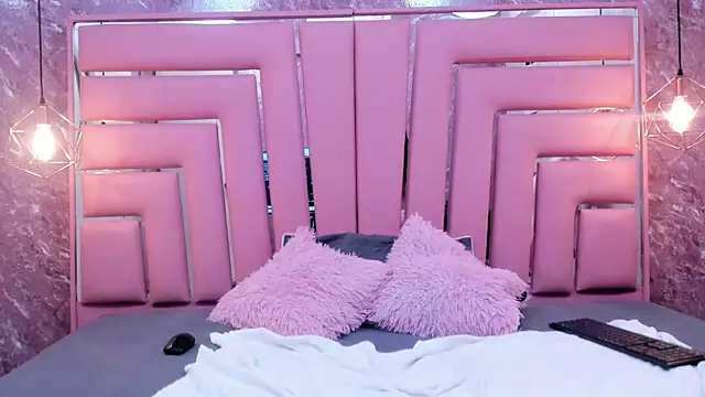 HOTTIE MIA  online show from December 1, 7:19 pm