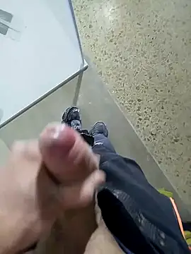 Snapshot of nofaceloverss chatting on December 22, 2:36 pm nofaceloverss online show from December 22, 2:36 pm