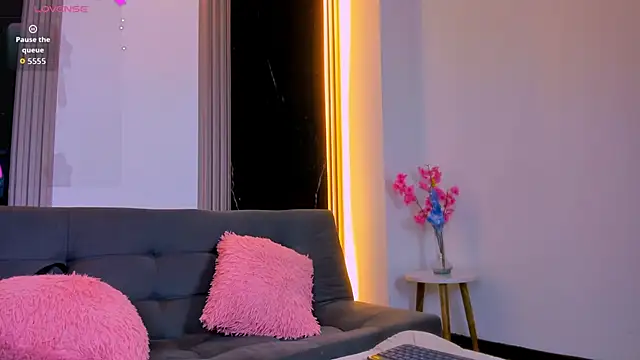 Caroline foster1 online show from May 4, 12:23 pm