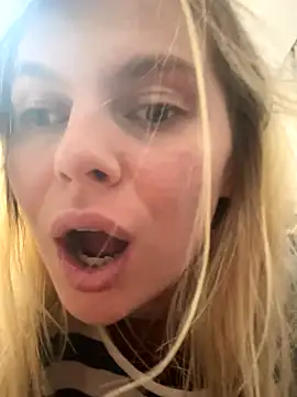 Snapshot of d0uble_trouble chatting on November 28, 2:36 am d0uble trouble online show from November 28, 2:36 am