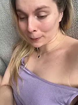 Snapshot of d0uble_trouble chatting on February 6, 11:02 am d0uble trouble online show from February 6, 11:02 am