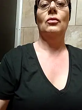 Snapshot of Mona_The_MILF chatting on July 1, 6:15 am Mona The MILF online show from July 1, 6:15 am