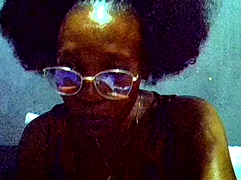 Snapshot of PreettyTee chatting on April 12, 2:16 am PreettyTee online show from April 12, 2:16 am