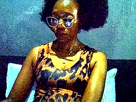 Snapshot of PreettyTee chatting on April 17, 2:14 am PreettyTee online show from April 17, 2:14 am