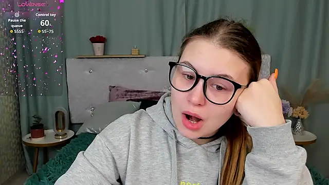 Snapshot of MilanaXHoney chatting on February 19, 1:01 am MilanaXHoney online show from February 19, 1:01 am