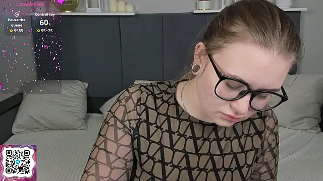 Snapshot of MilanaXHoney chatting on April 2, 12:52 am MilanaXHoney online show from April 2, 12:52 am