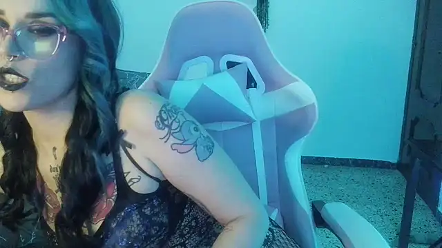 Snapshot of blackrose1997 chatting on April 1, 1:01 pm blackrose1997 online show from April 1, 1:01 pm