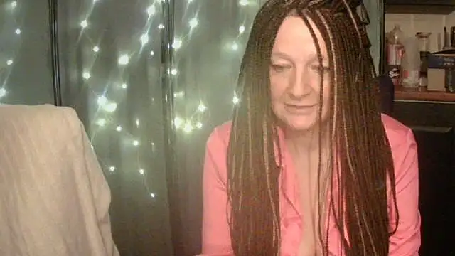 Snapshot of pixxiexo chatting on January 6, 1:42 am pixxiexo online show from January 6, 1:42 am