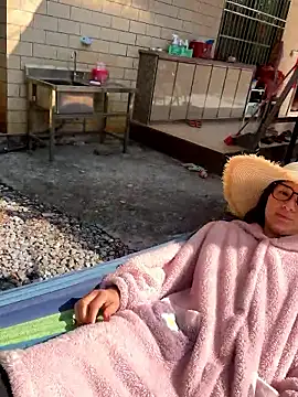 Snapshot of A-ZJunn chatting on January 13, 6:18 am A-ZJunn online show from January 13, 6:18 am