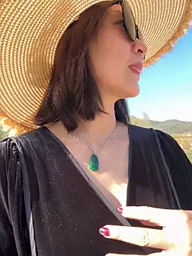 Snapshot of A-ZJunn chatting on February 20, 7:21 am A-ZJunn online show from February 20, 7:21 am