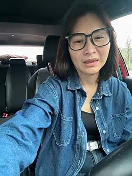 Snapshot of A-ZJunn chatting on March 2, 8:10 am A-ZJunn online show from March 2, 8:10 am