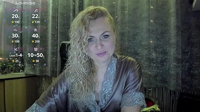 Snapshot of LanaLight_x chatting on January 6, 6:55 pm LanaLight x online show from January 6, 6:55 pm