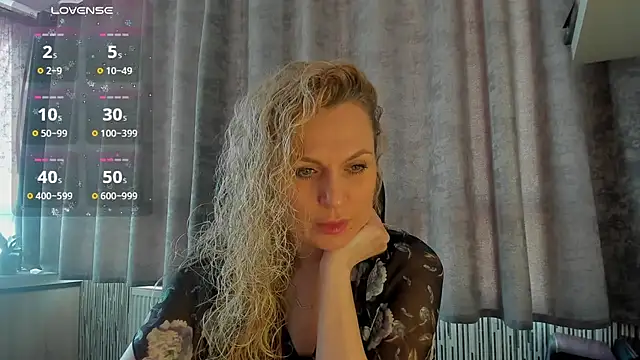 Snapshot of LanaLight_x chatting on February 25, 12:37 pm LanaLight x online show from February 25, 12:37 pm