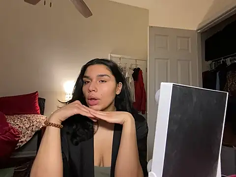 Snapshot of lunabellaX0 chatting on February 23, 4:43 am lunabellaX0 online show from February 23, 4:43 am