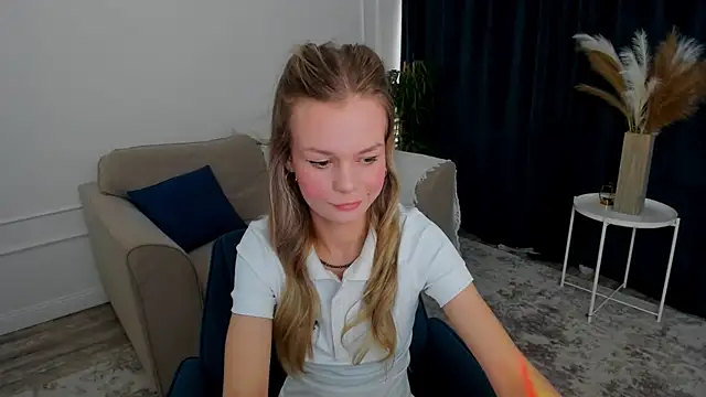 Snapshot of MidnighteAura chatting on June 26, 5:06 pm MidnighteAura online show from June 26, 5:06 pm