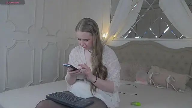 Snapshot of AprilHughes chatting on January 12, 6:24 pm AprilHughes online show from January 12, 6:24 pm