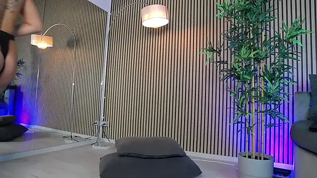 LucyRayy online show from April 2, 5:16 am