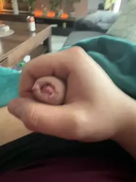 Snapshot of en93000 chatting on February 7, 1:04 pm en93000 online show from February 7, 1:04 pm