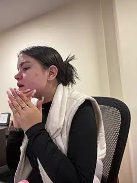 Snapshot of Camila_Duarte2 chatting on April 1, 1:41 pm Camila Duarte2 online show from April 1, 1:41 pm