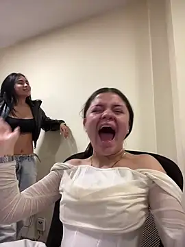 Snapshot of Camila_Duarte2 chatting on April 2, 1:53 pm Camila Duarte2 online show from April 2, 1:53 pm