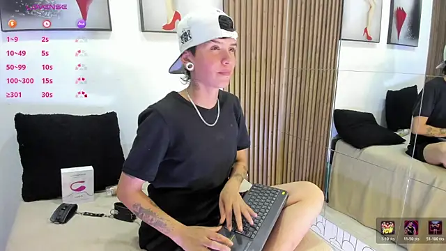 Snapshot of naughty_girlwd chatting on December 17, 4:40 am naughty girlwd online show from December 17, 4:40 am