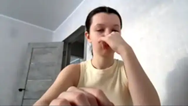 Snapshot of EllieBerrie chatting on December 14, 9:47 am EllieBerrie online show from December 14, 9:47 am