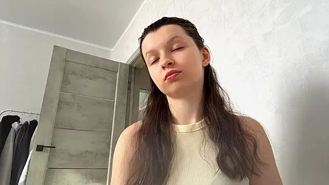 Snapshot of EllieBerrie chatting on February 7, 8:18 am EllieBerrie online show from February 7, 8:18 am