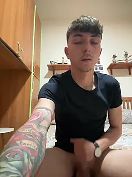 Snapshot of Davide9910x chatting on April 13, 9:04 am Davide9910x online show from April 13, 9:04 am