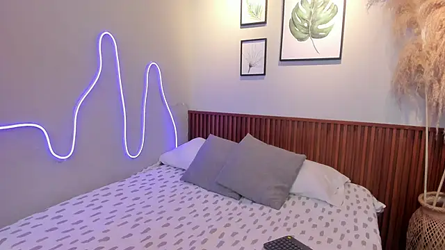 MIAROGGERSS online show from February 21, 4:02 am