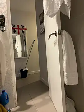 Snapshot of andresbale chatting on February 4, 4:18 am andresbale online show from February 4, 4:18 am