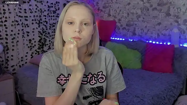 Snapshot of Gina_Gina_love chatting on June 19, 3:22 am Gina Gina love online show from June 19, 3:22 am