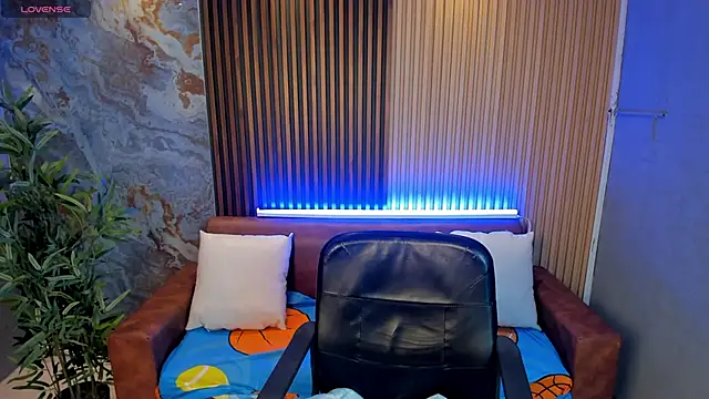 Snapshot of TiffanyHoustton chatting on February 20, 11:43 am TiffanyHoustton online show from February 20, 11:43 am