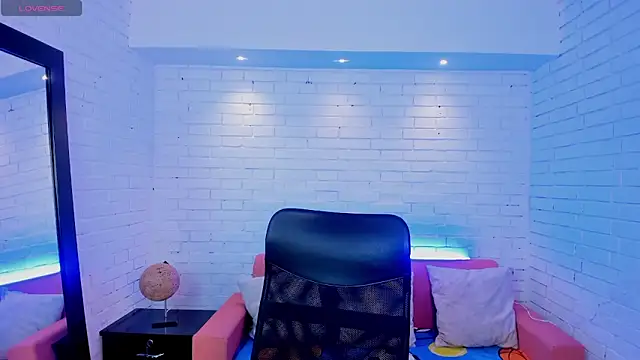 Snapshot of TiffanyHoustton chatting on February 25, 12:04 pm TiffanyHoustton online show from February 25, 12:04 pm