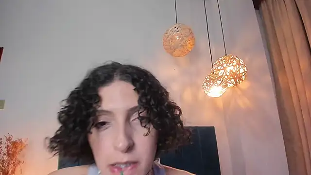 LyraVendrell online show from May 7, 12:49 am