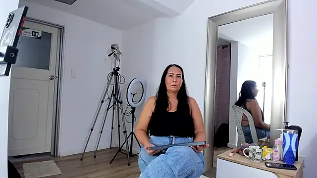 Snapshot of Sara_BigAss- chatting on April 7, 12:38 pm Sara BigAss- online show from April 7, 12:38 pm