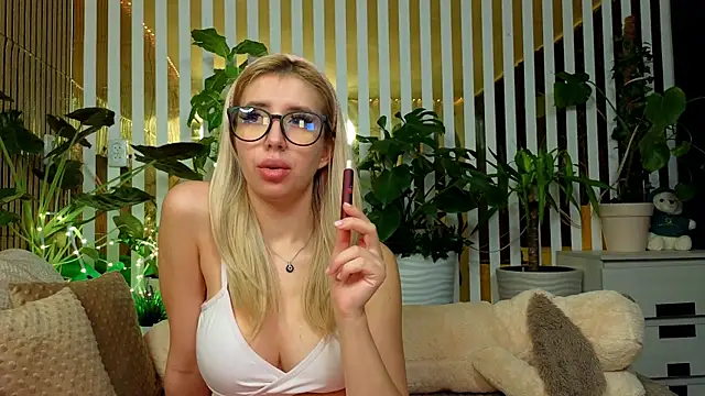 Snapshot of FlowweerGirl chatting on December 5, 12:41 am FlowweerGirl online show from December 5, 12:41 am