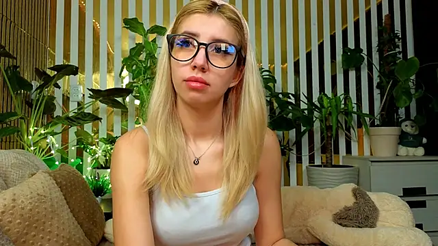 Snapshot of FlowweerGirl chatting on December 5, 9:00 pm FlowweerGirl online show from December 5, 9:00 pm