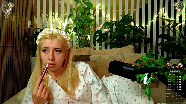 Snapshot of FlowweerGirl chatting on December 21, 11:12 pm FlowweerGirl online show from December 21, 11:12 pm