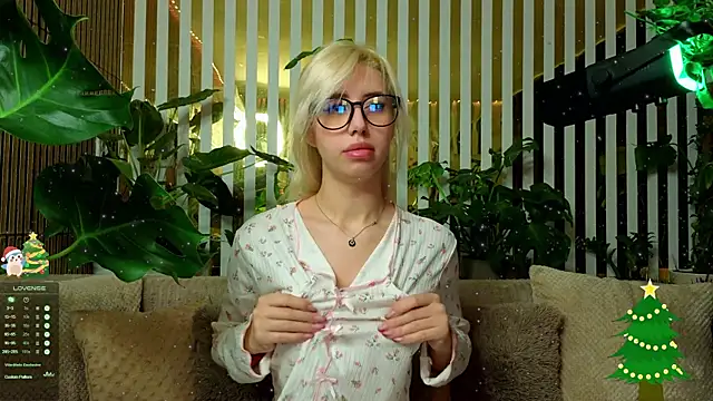 Snapshot of FlowweerGirl chatting on January 6, 10:01 pm FlowweerGirl online show from January 6, 10:01 pm