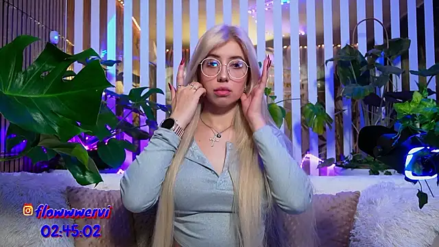 Snapshot of FlowweerGirl chatting on February 9, 8:13 pm FlowweerGirl online show from February 9, 8:13 pm