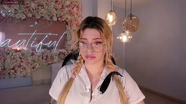 MadisonKane online show from May 6, 11:15 am