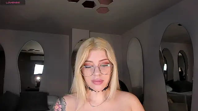 MadisonKane online show from May 12, 11:40 am