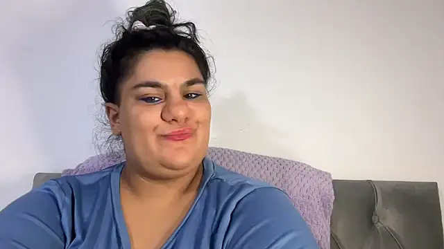 Snapshot of YoungCurvyLeah chatting on August 4, 5:37 pm YoungCurvyLeah online show from August 4, 5:37 pm