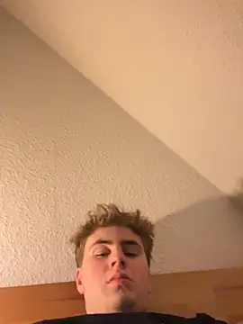 hannes256102 online show from May 17, 2:53 am