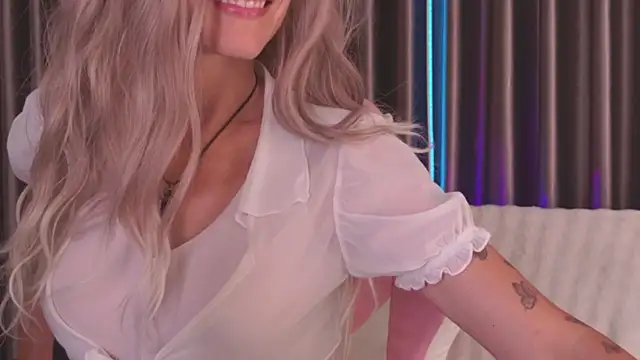 Snapshot of betty_xoxoo chatting on April 26, 1:53 pm betty xoxoo online show from April 26, 1:53 pm