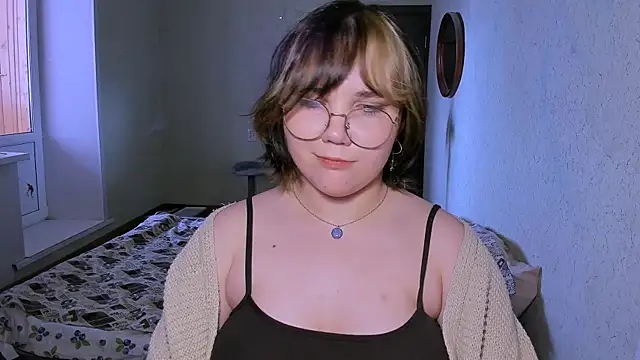 Snapshot of Lily-Violet chatting on April 1, 1:41 pm Lily-Violet online show from April 1, 1:41 pm