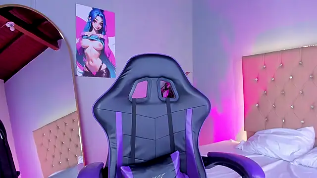 EmmaLawrence  online show from December 14, 7:40 pm